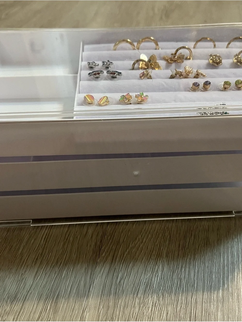Girls' Jewelry Storage Box in White with 14 pairs of earrings included